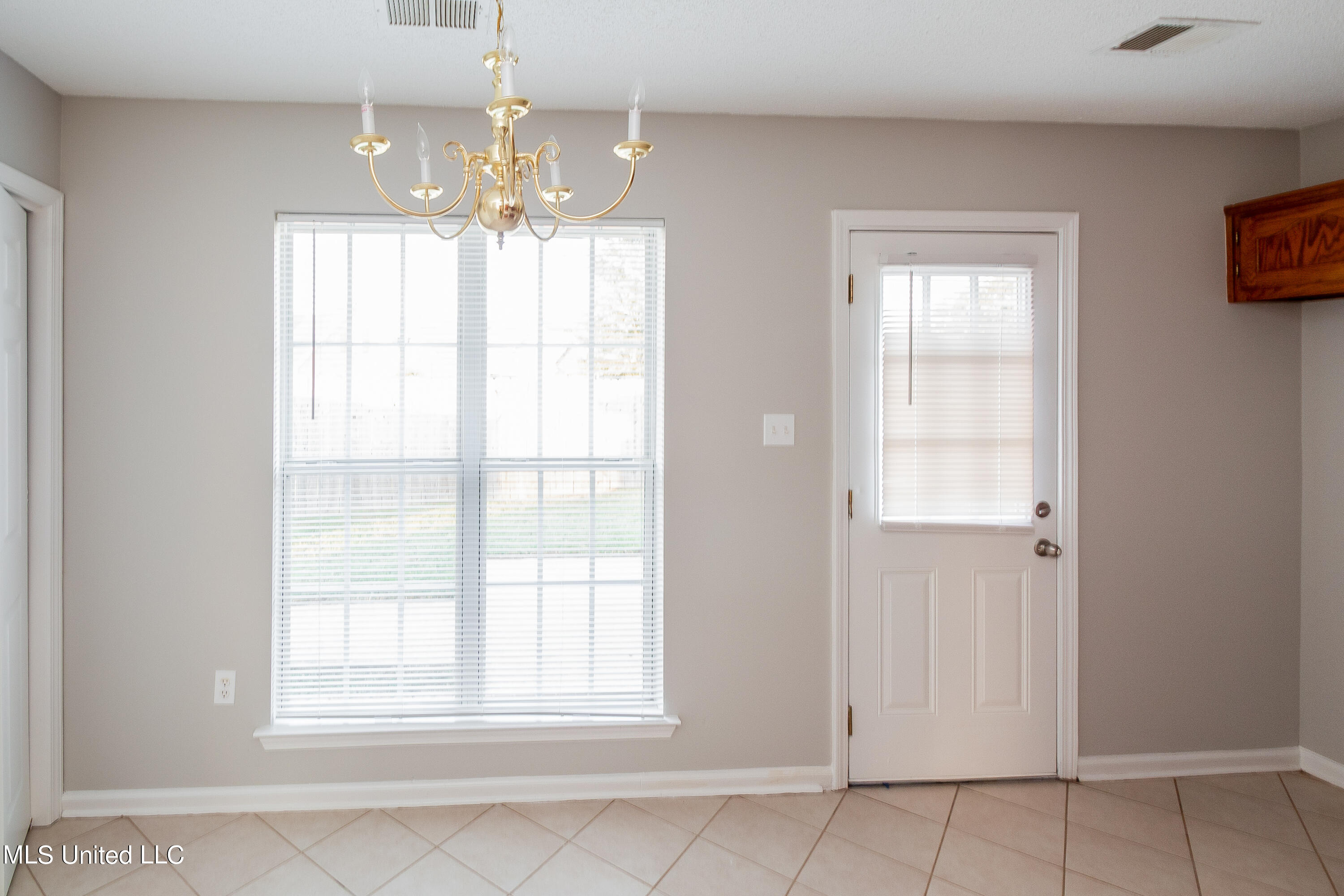 10696 Pecan View Drive Olive Branch, MS 38654 - Photo 5 of 15 005-photo-dining-room-7503000