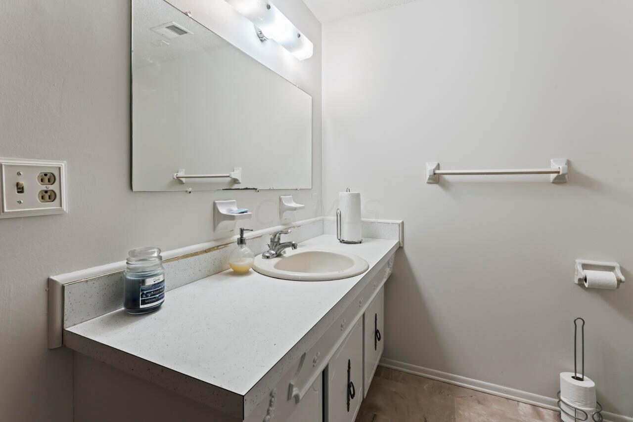 2244 Balmoral Road Columbus, OH 43229 - Photo 26 of 31 DSC04173