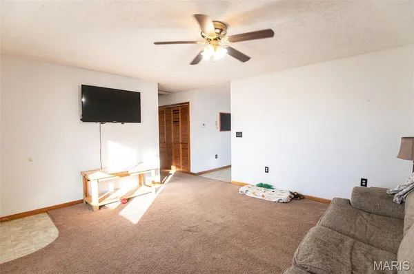 $287,500 | 21092 Hwy P, Vichy, MO 65580