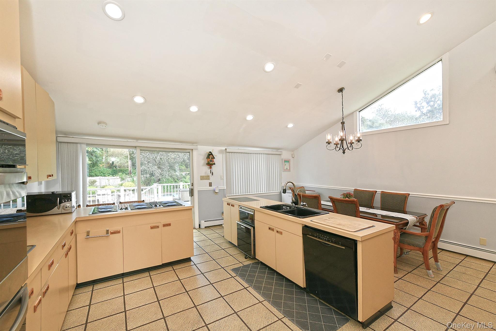 105 Roxton Road Plainview, NY 11803 - Photo 11 of 28