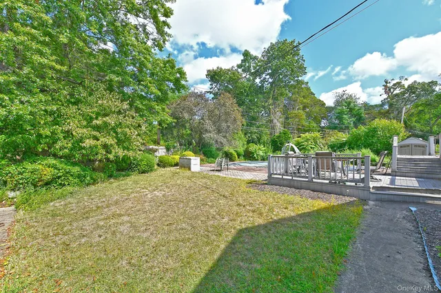 a view of a house with backyard and garden