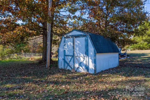 a view of a barn in the middle of a yard