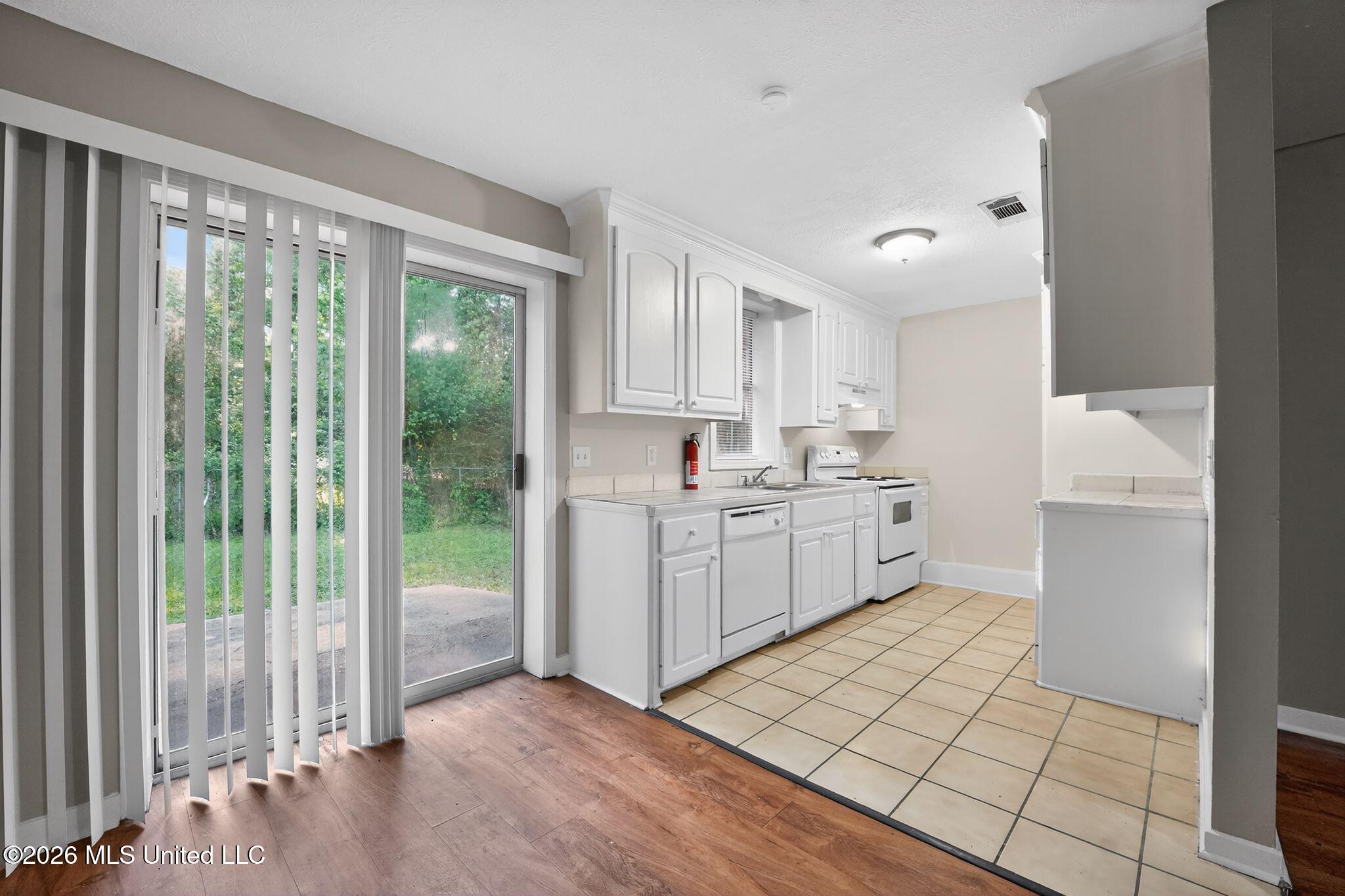 4090 Puckett Road Jackson, MS 39212 - Photo 27 of 38 27_4090_Puckett_Rd_Jackson_MS_39212-Kitc