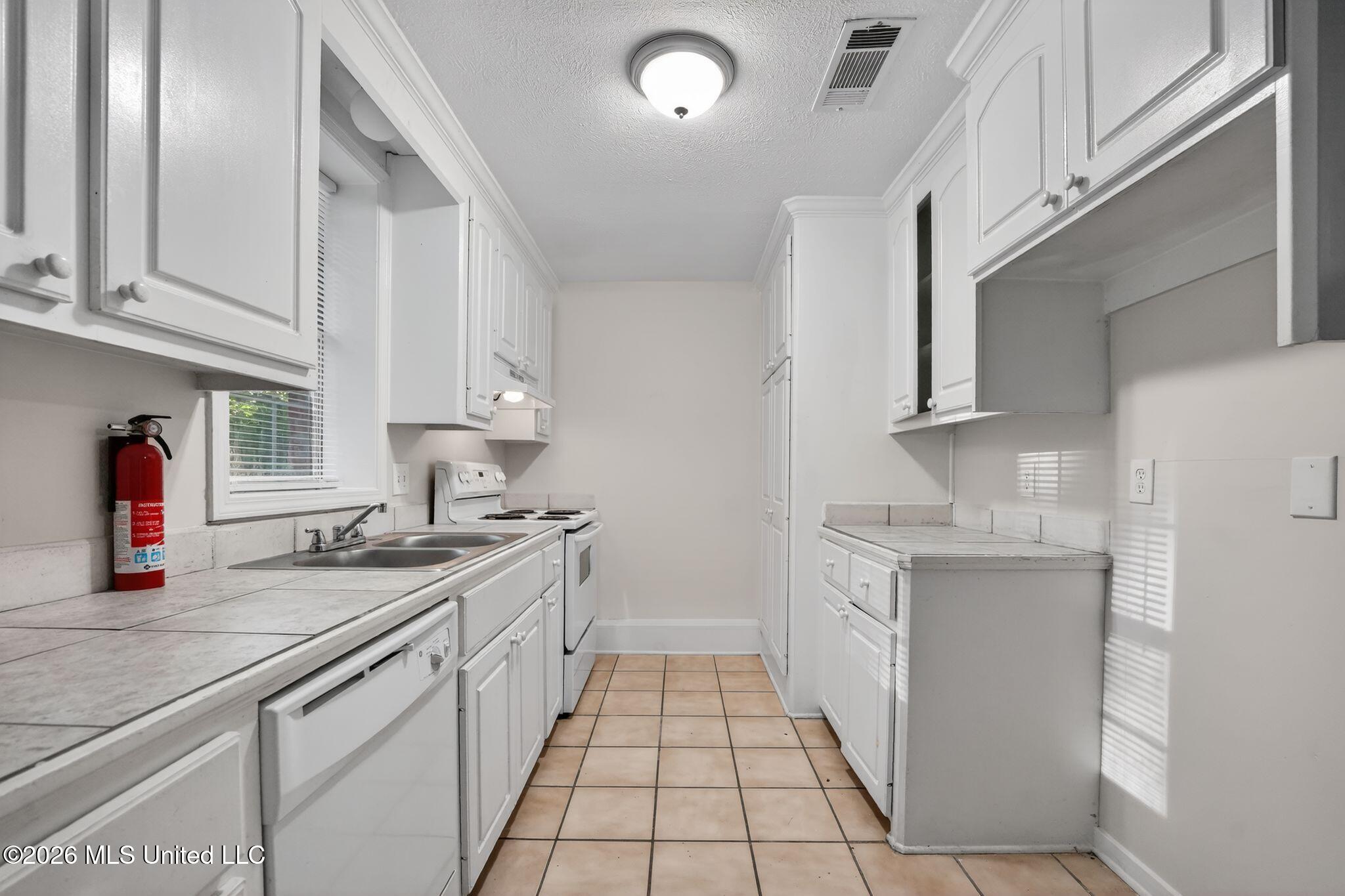 4090 Puckett Road Jackson, MS 39212 - Photo 28 of 38 28_4090_Puckett_Rd_Jackson_MS_39212-Kitc