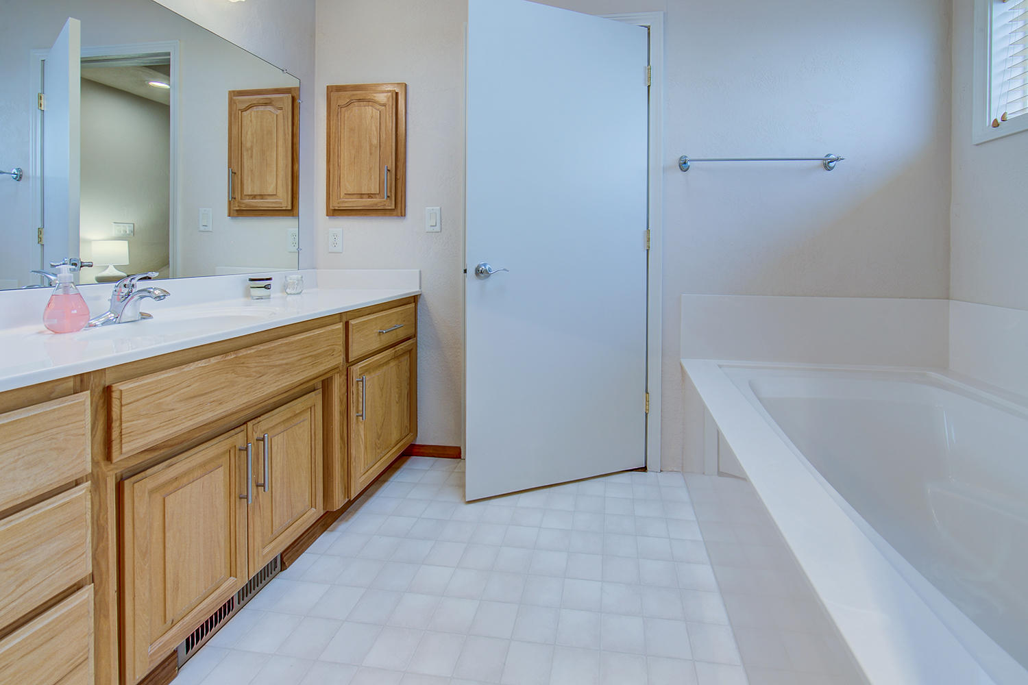 509 Ridgeway Avenue Central Point, OR 97502 - Photo 25 of 32 Master Bath