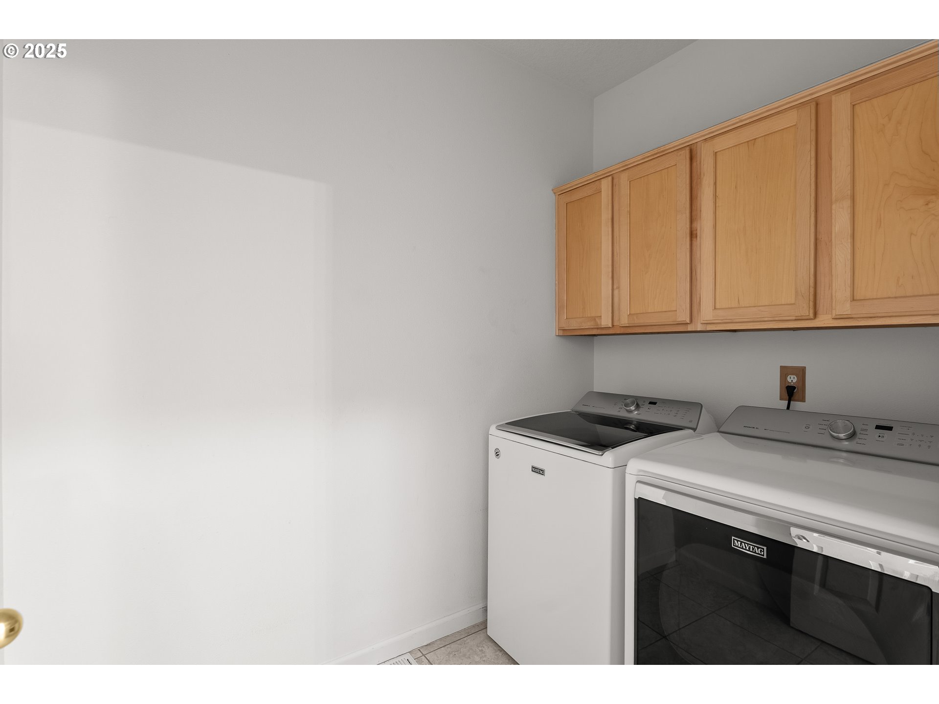 1971 Southwest 19th Terrace Gresham, OR 97080 - Photo 14 of 31 a utility room with dryer and washer