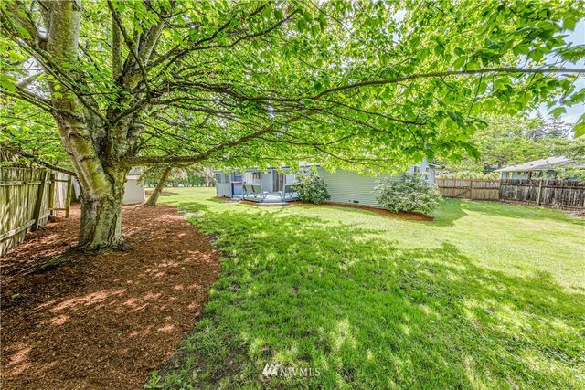 a view of yard with green space