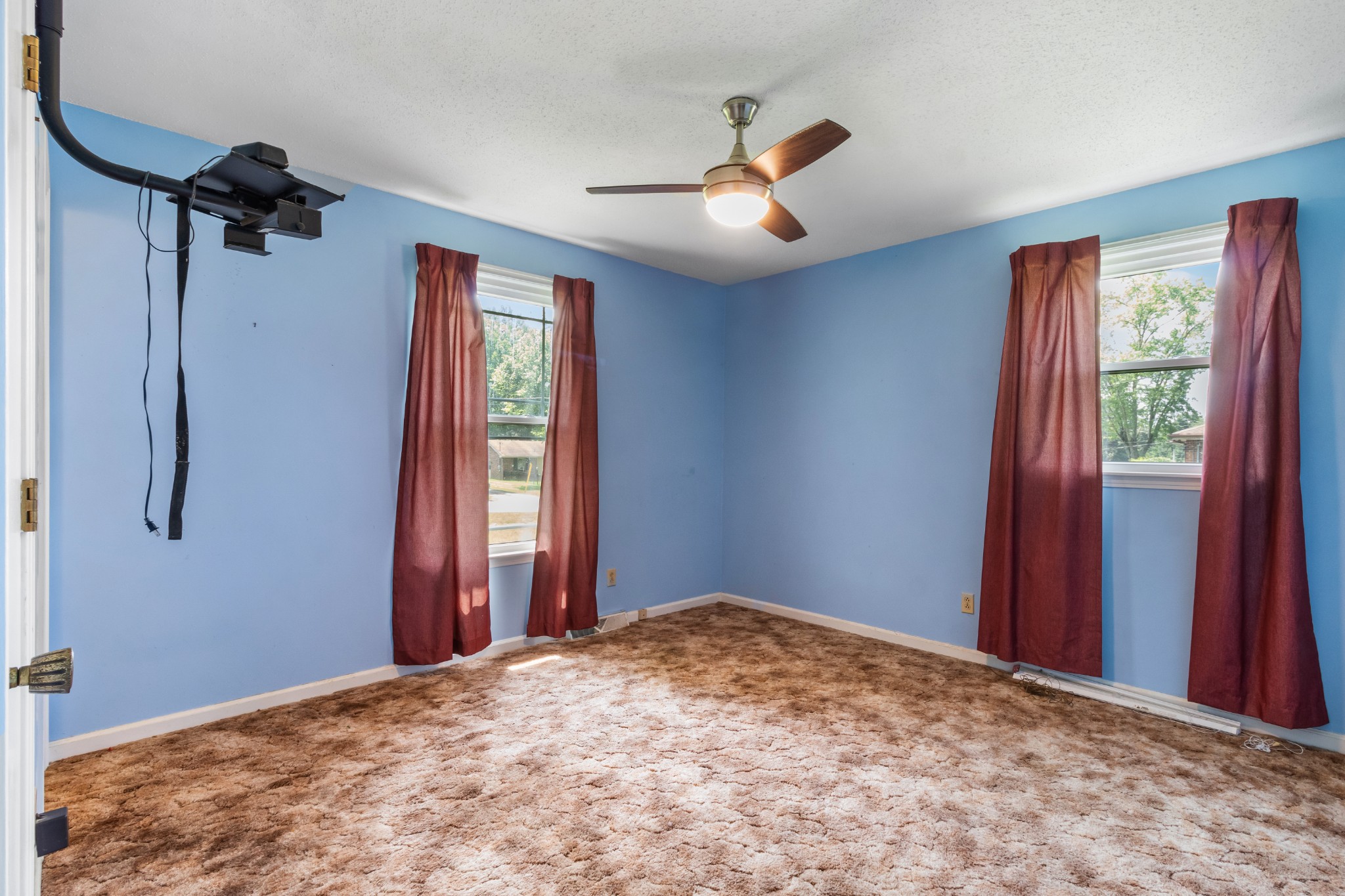 560 Bryan Road Clarksville, TN 37043 - Photo 9 of 19 a view of empty room with windows and ceiling fan