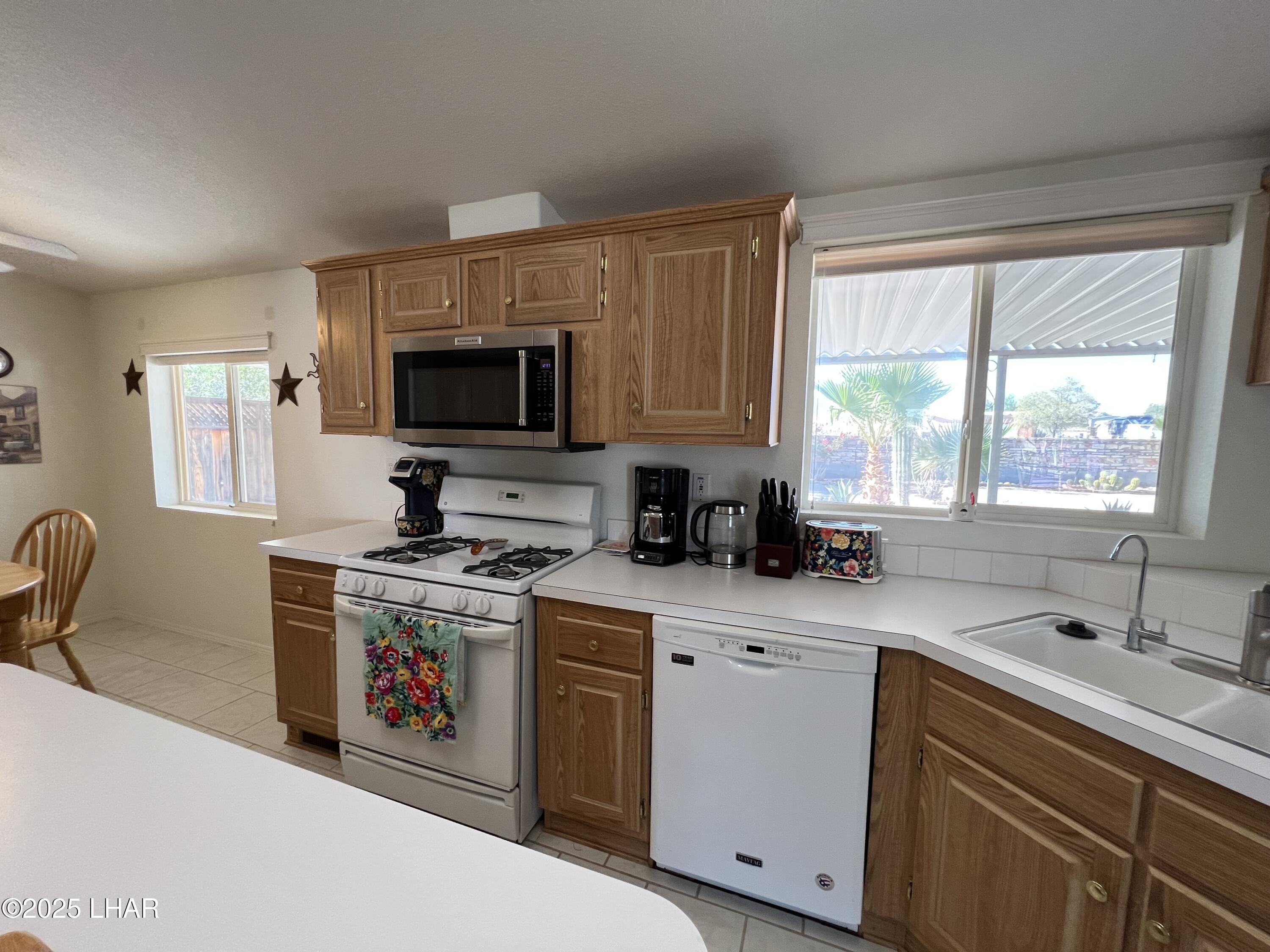 49688 Ruby Avenue Quartzsite, AZ 85346 - Photo 14 of 33 Kitchen with gas stove/oven
