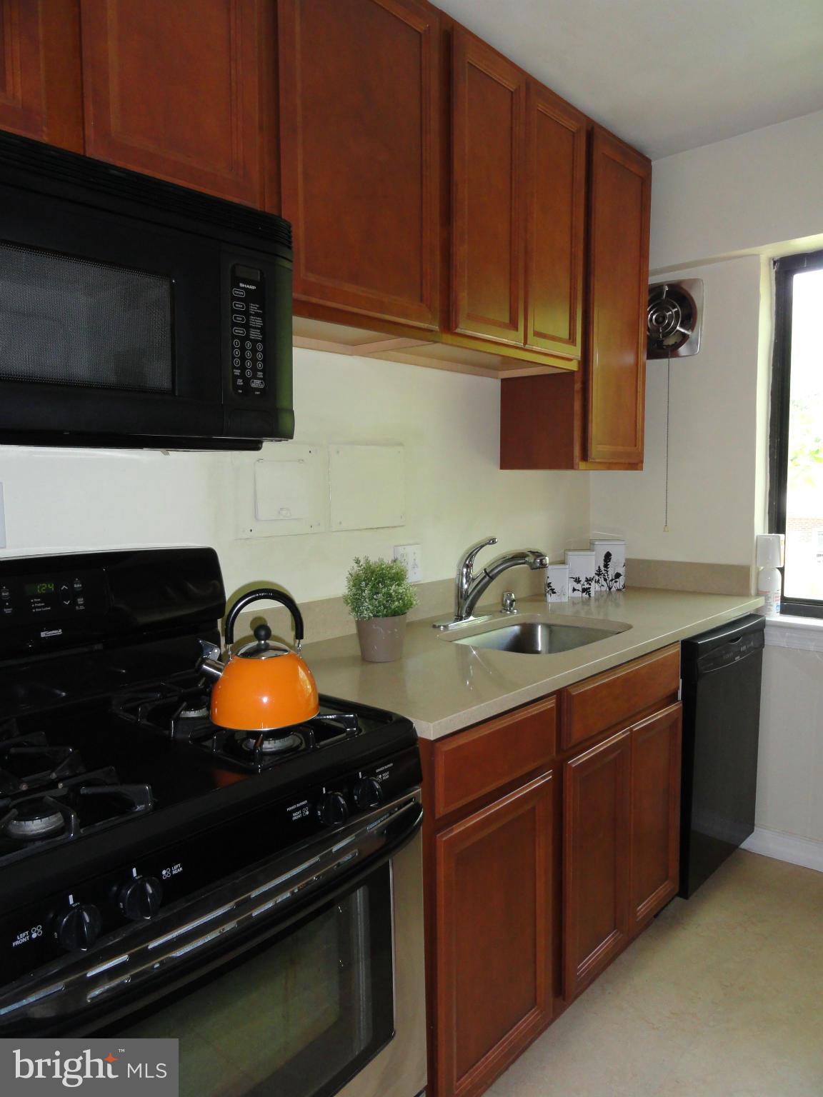 3901 Tunlaw Road Northwest, Unit 701 Washington, DC 20007 - Photo 20 of 29 Kitchen: Renovated 5 year old appliances