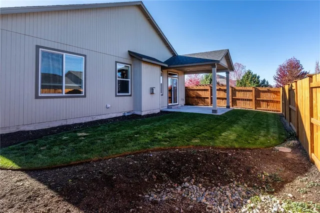 a view of a house with backyard and porch