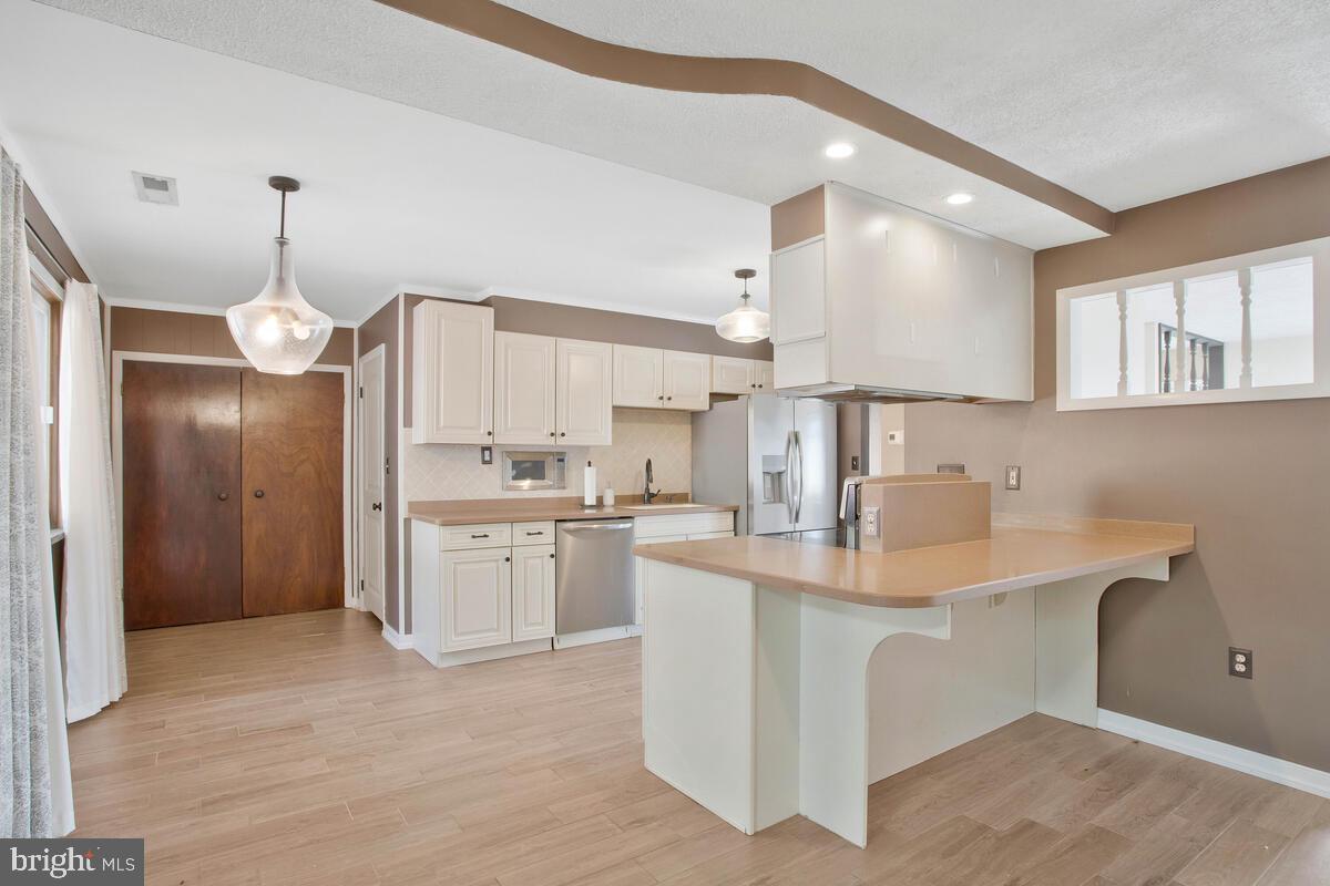 995 Grace Road Huntingtown, MD 20639 - Photo 9 of 44 Large counter/ bar Lots of area for prep/eating