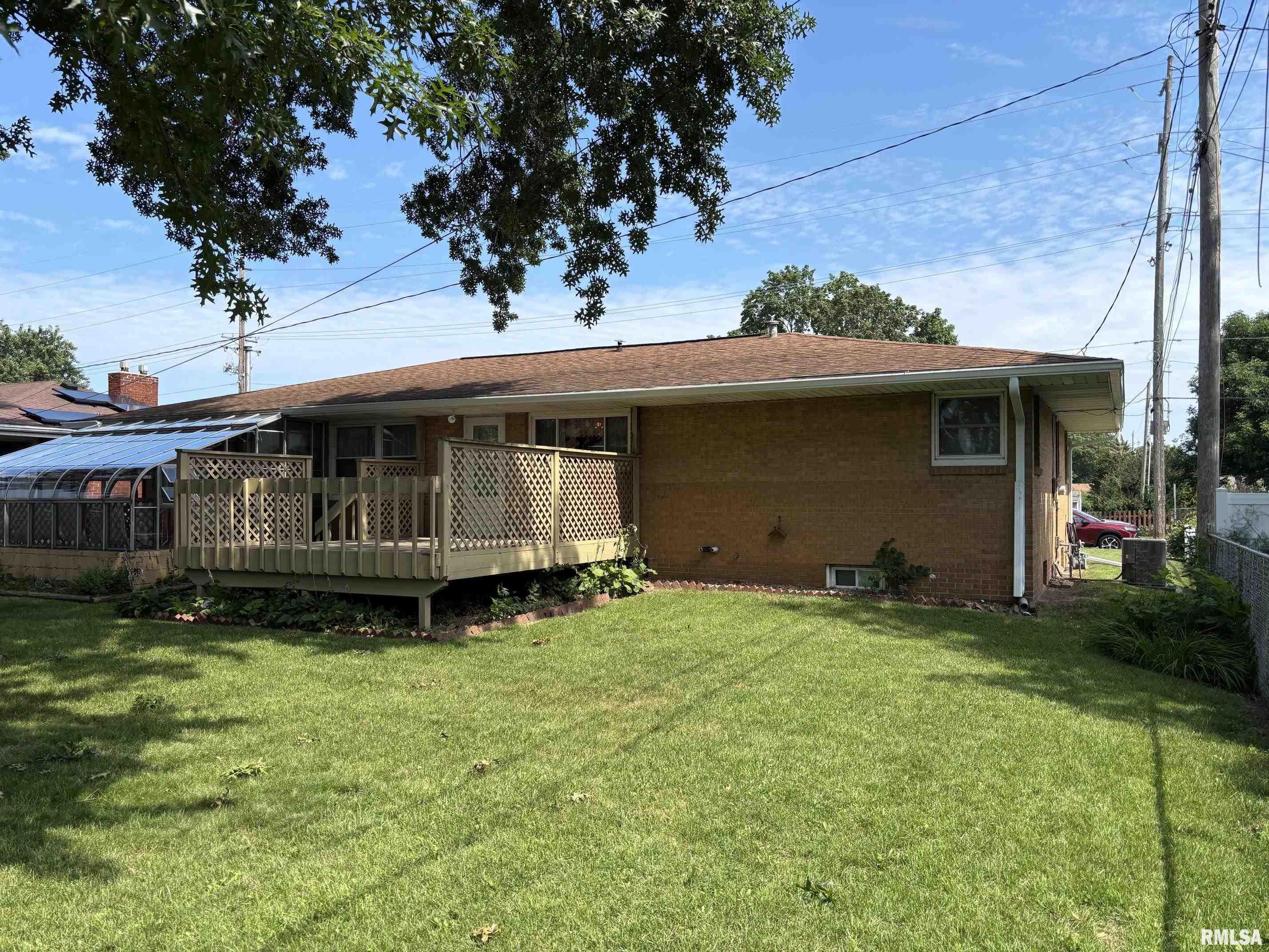 402 Sheridan Road Pekin, IL 61554 - Photo 3 of 33