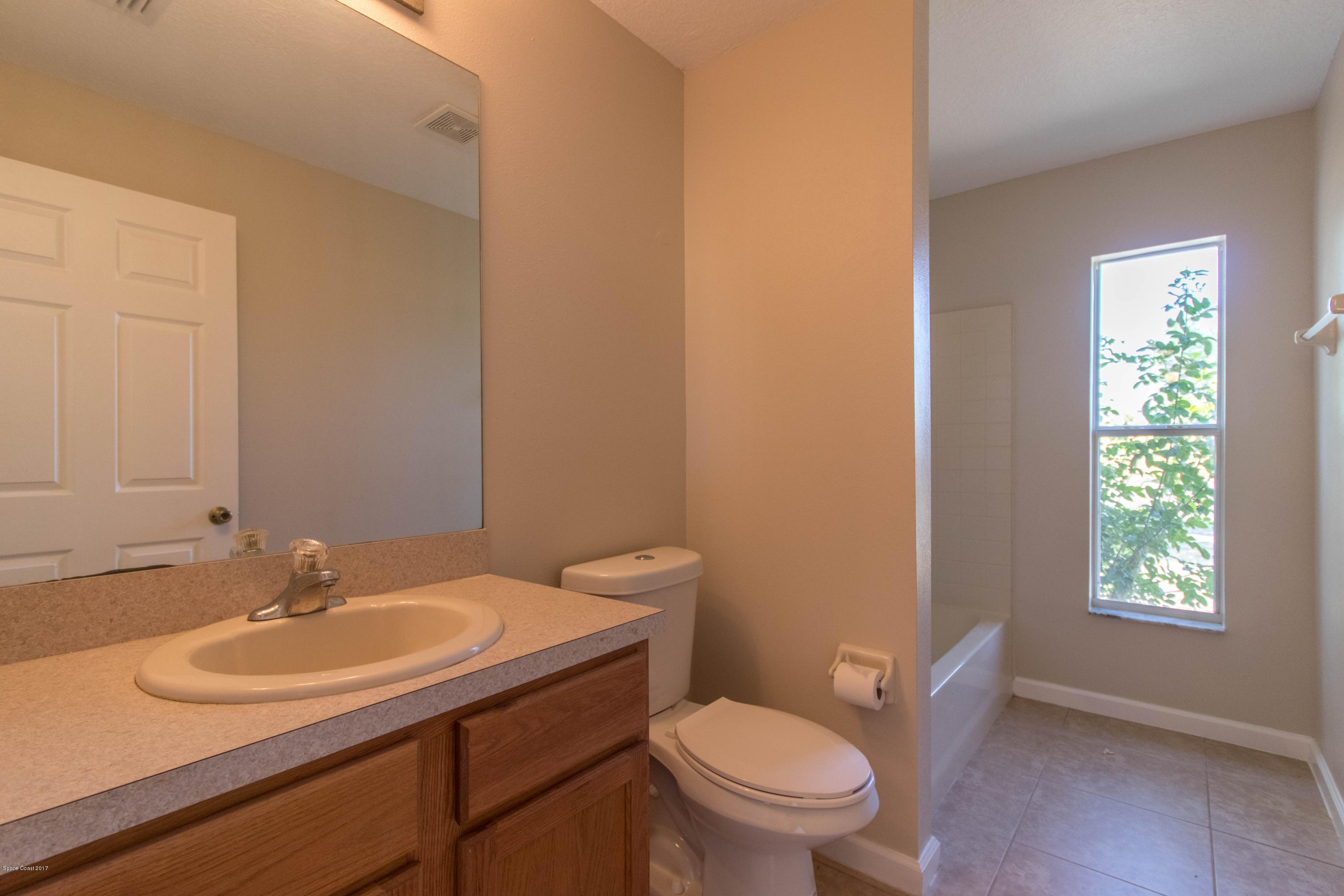 515 Nackman Road Northwest Palm Bay, FL 32907 - Photo 12 of 16 Bathroom 2