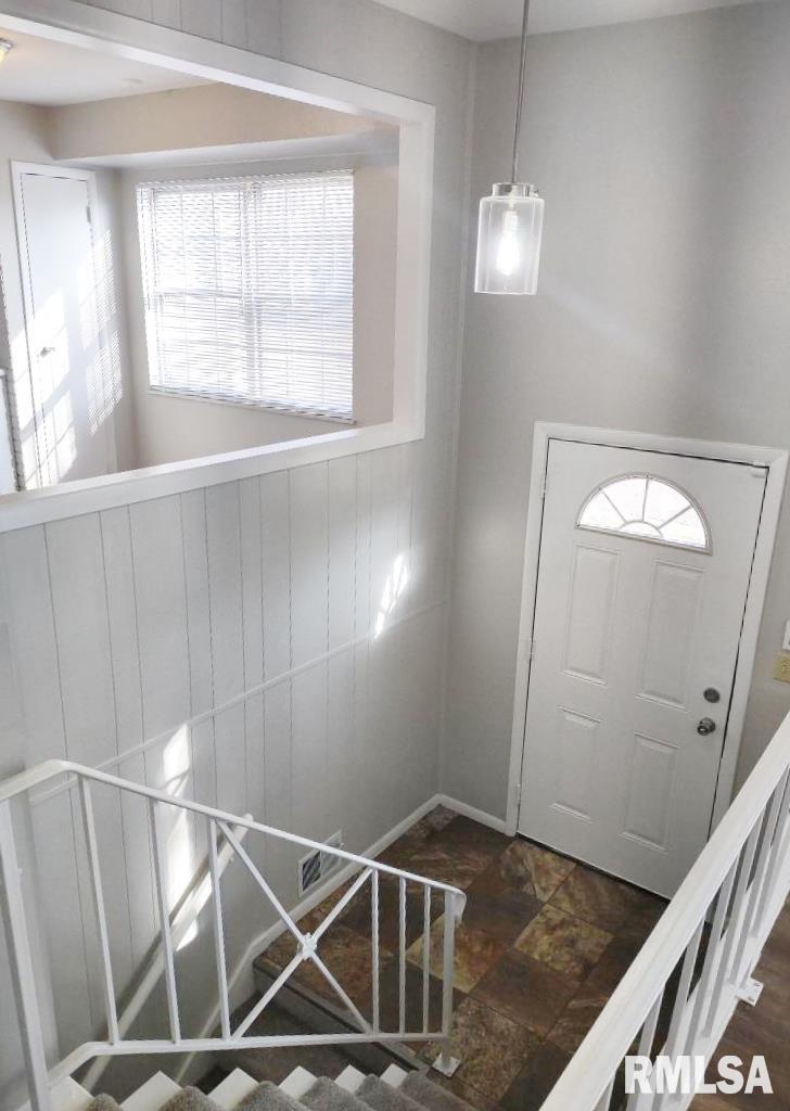 6337 North Randwick Road Peoria, IL 61615 - Photo 8 of 25 Gallery Image 8