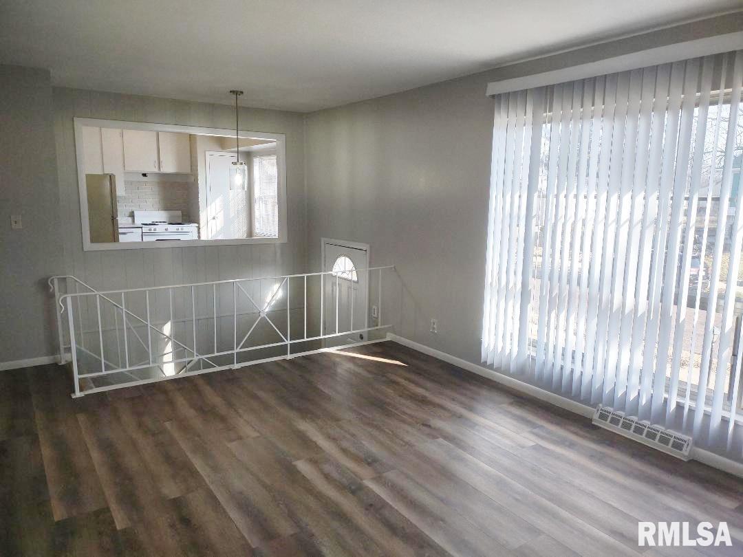 6337 North Randwick Road Peoria, IL 61615 - Photo 9 of 25 Gallery Image 9