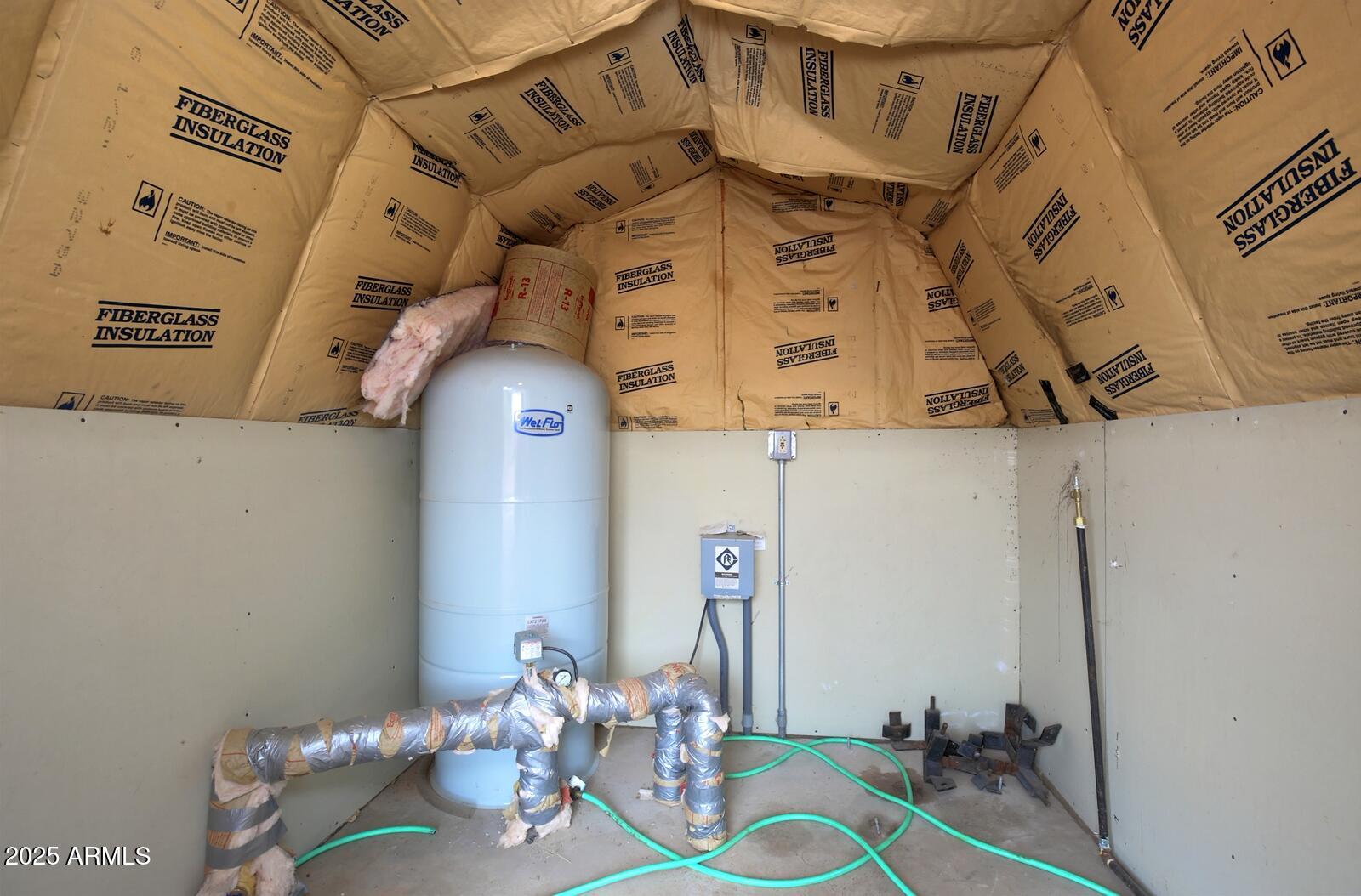 7865 Christmas Tree Road Show Low, AZ 85901 - Photo 22 of 32 a bathroom with a sink mirror and vanity
