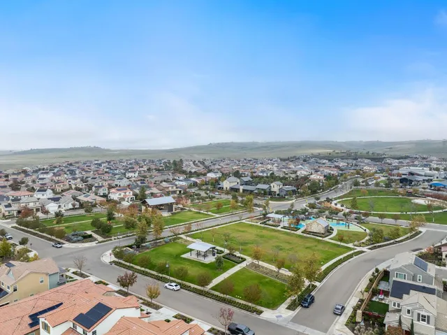 an aerial view of a tennis ground