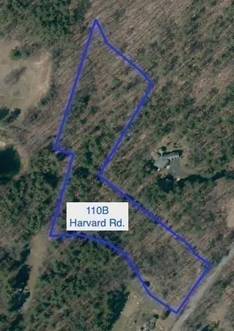 a sign that is sitting on a brick wall