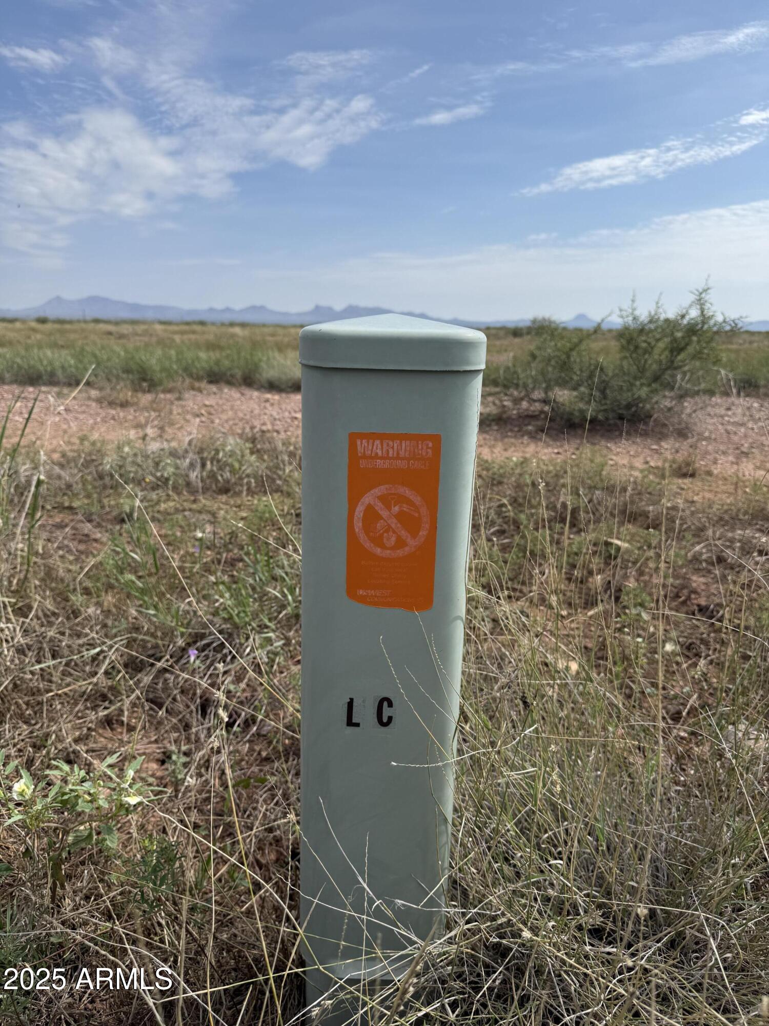 1.39-ac North Old Brooks Road, Unit 964 Douglas, AZ 85607 - Photo 4 of 12 a view of a pathway both side of building