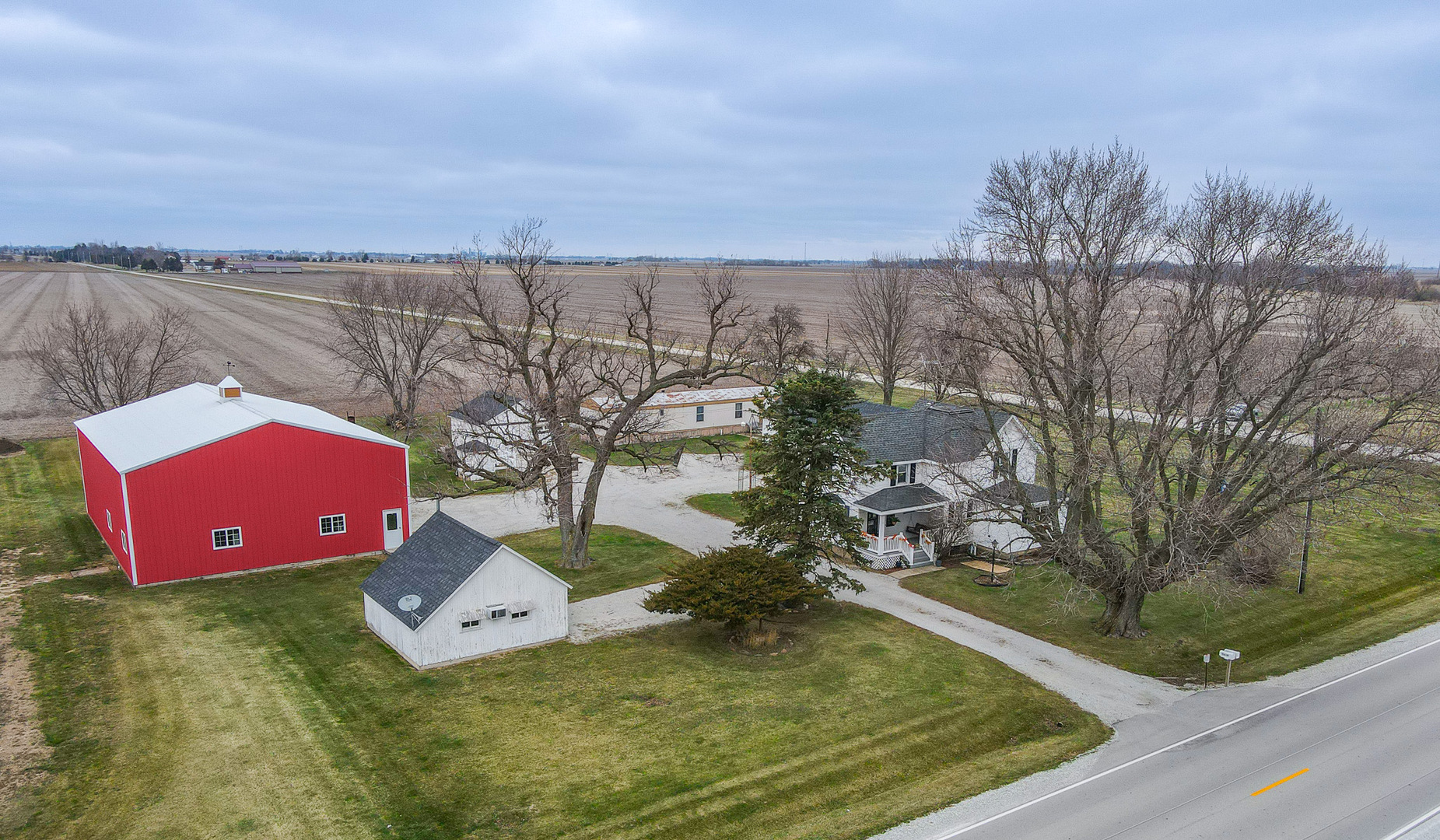 1565 B West 9000 North Road Manteno, IL 60950 - Photo 7 of 11 a view of outdoor space and yard