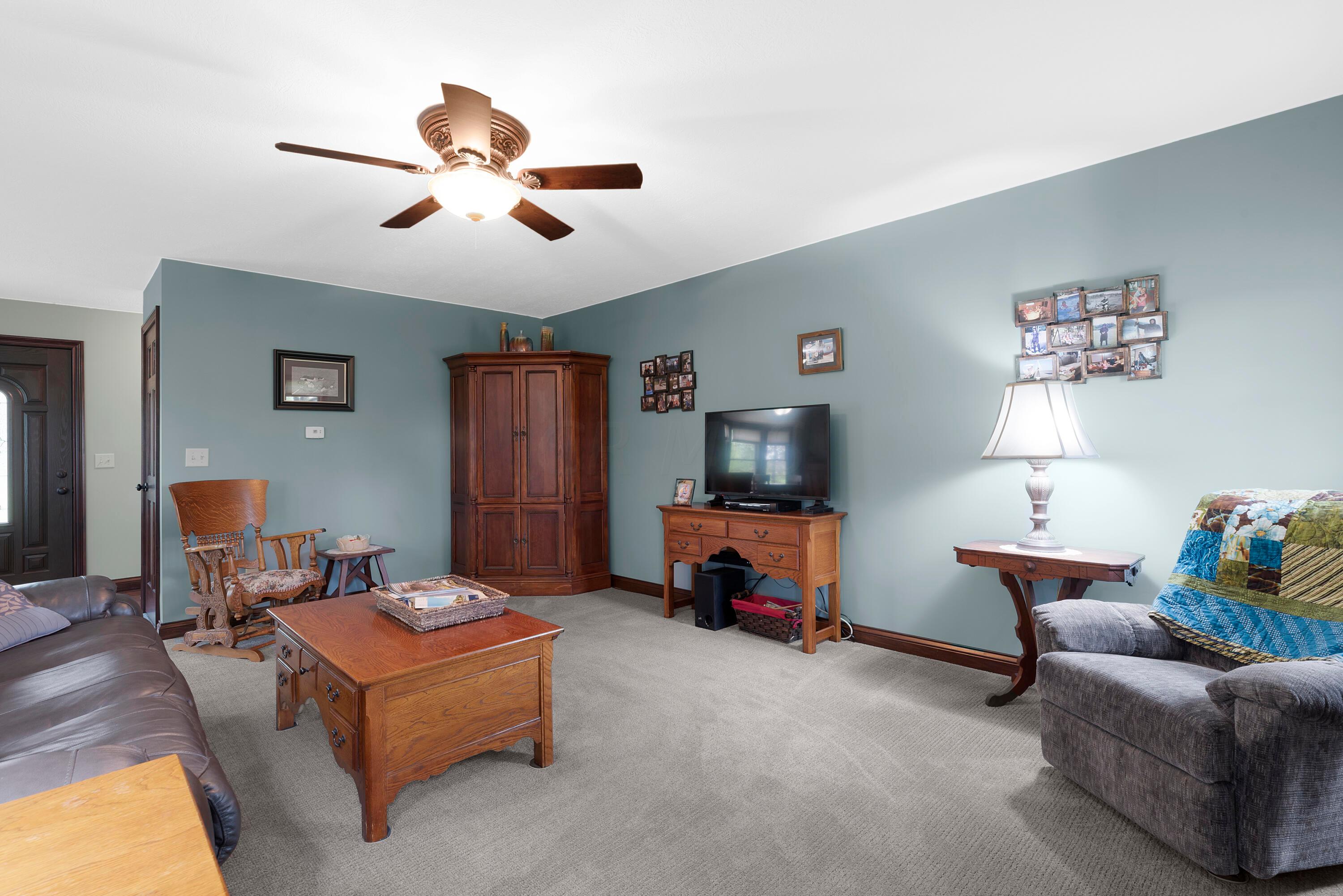 55 Ginder Road Northwest Lancaster, OH 43130 - Photo 21 of 70 Living Room