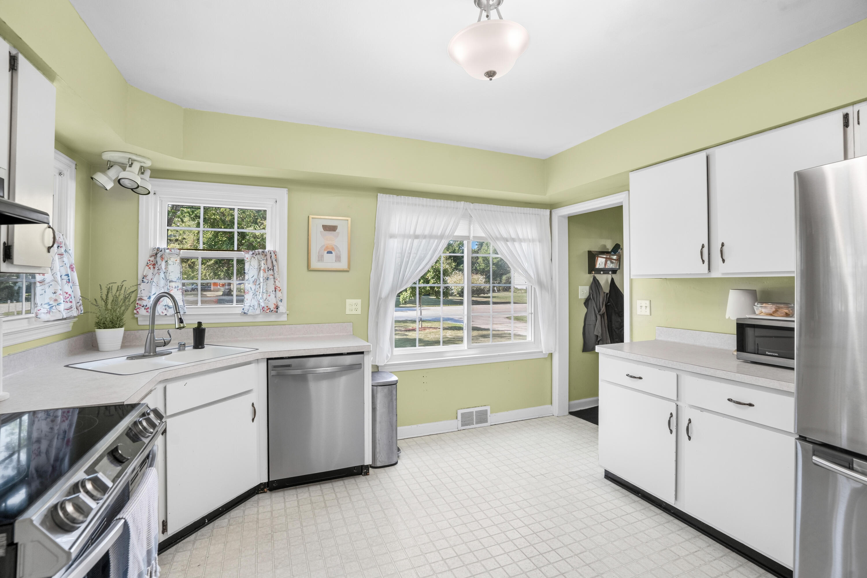 7603 North Fairchild Road Fox Point, WI 53217 - Photo 5 of 18 New Appliances!