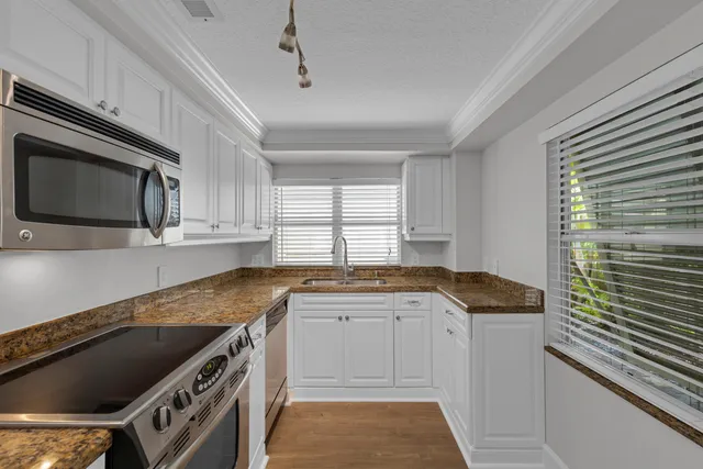 $4,500 | 900 Northeast 4th Street, Unit B, Boca Raton, FL 33432