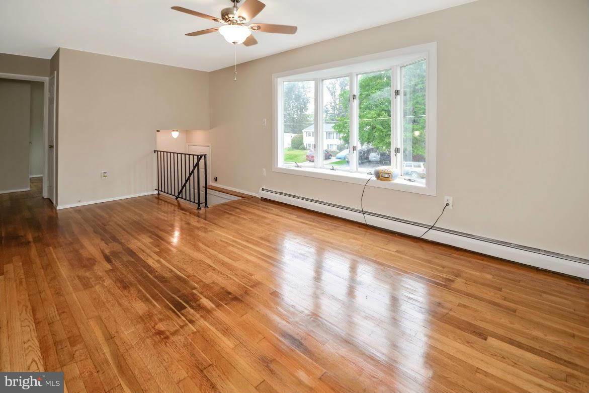 14972 Alaska Road Woodbridge, VA 22191 - Photo 7 of 23 Living Room