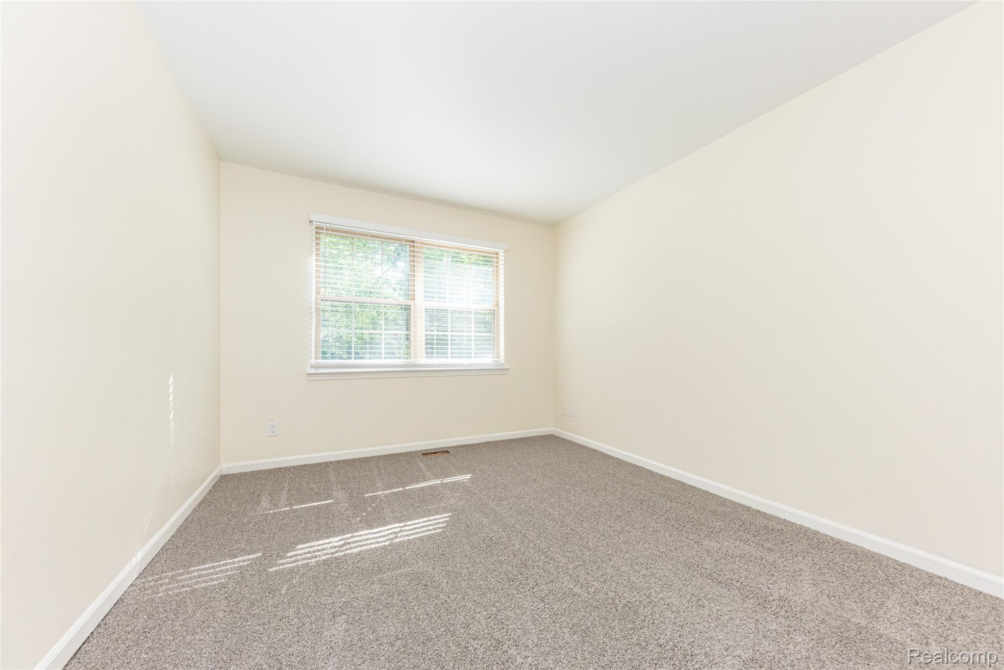16942 Farmington Road, Unit 24 Livonia, MI 48154 - Photo 23 of 34 021_15.jpg