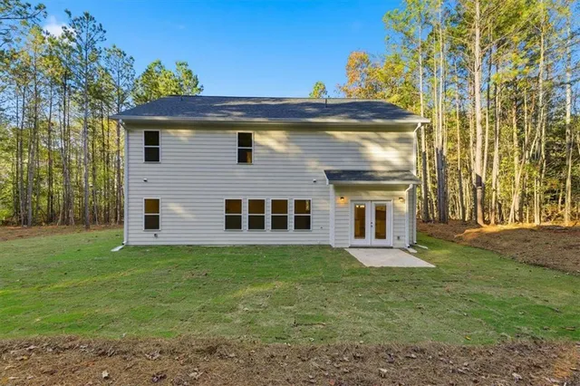 a view of a house with a yard