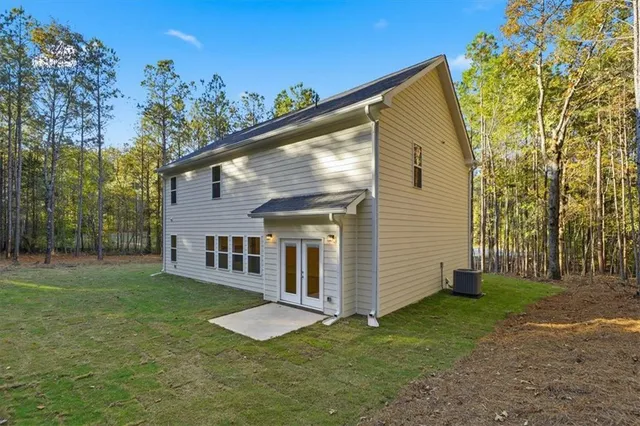 a view of a house with backyard