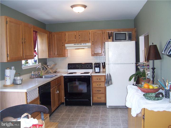 272 Lexington Road Schwenksville, PA 19473 - Photo 7 of 17 Kitchen