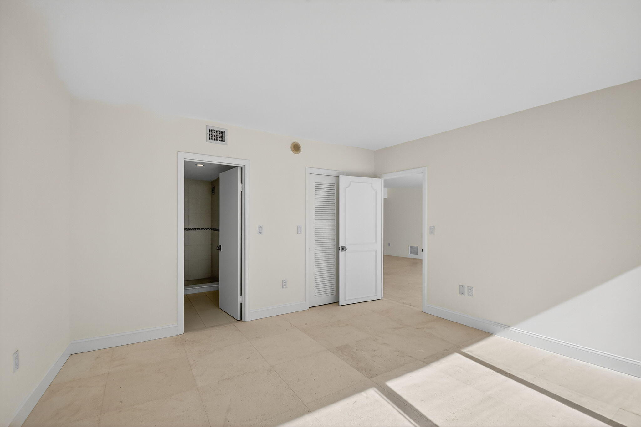 2780 South Ocean Boulevard, Unit 703 Palm Beach, FL 33480 - Photo 25 of 44 Guest bedroom