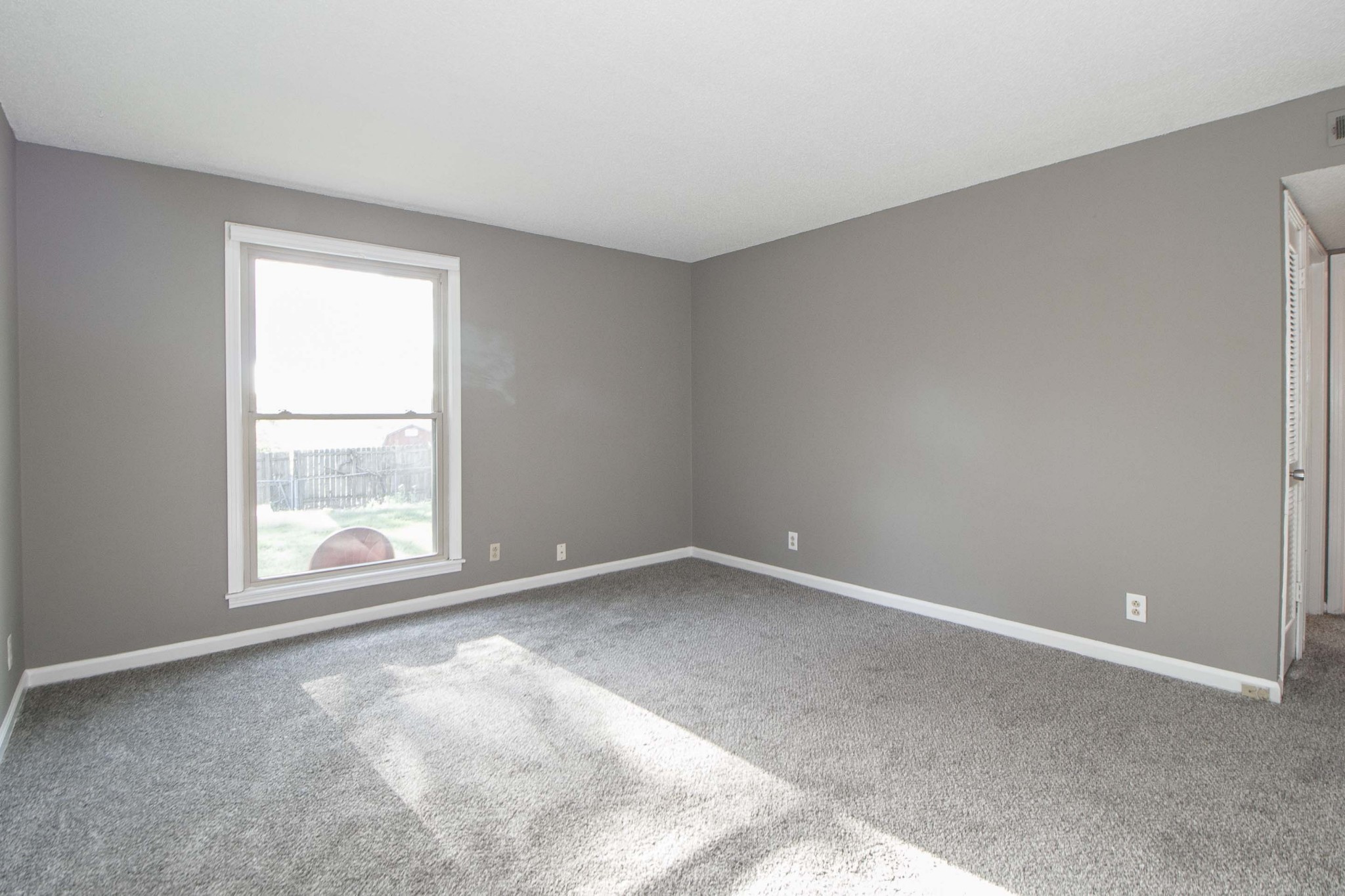 807 Golf View Place, Unit C Clarksville, TN 37043 - Photo 5 of 24 an empty room with a window