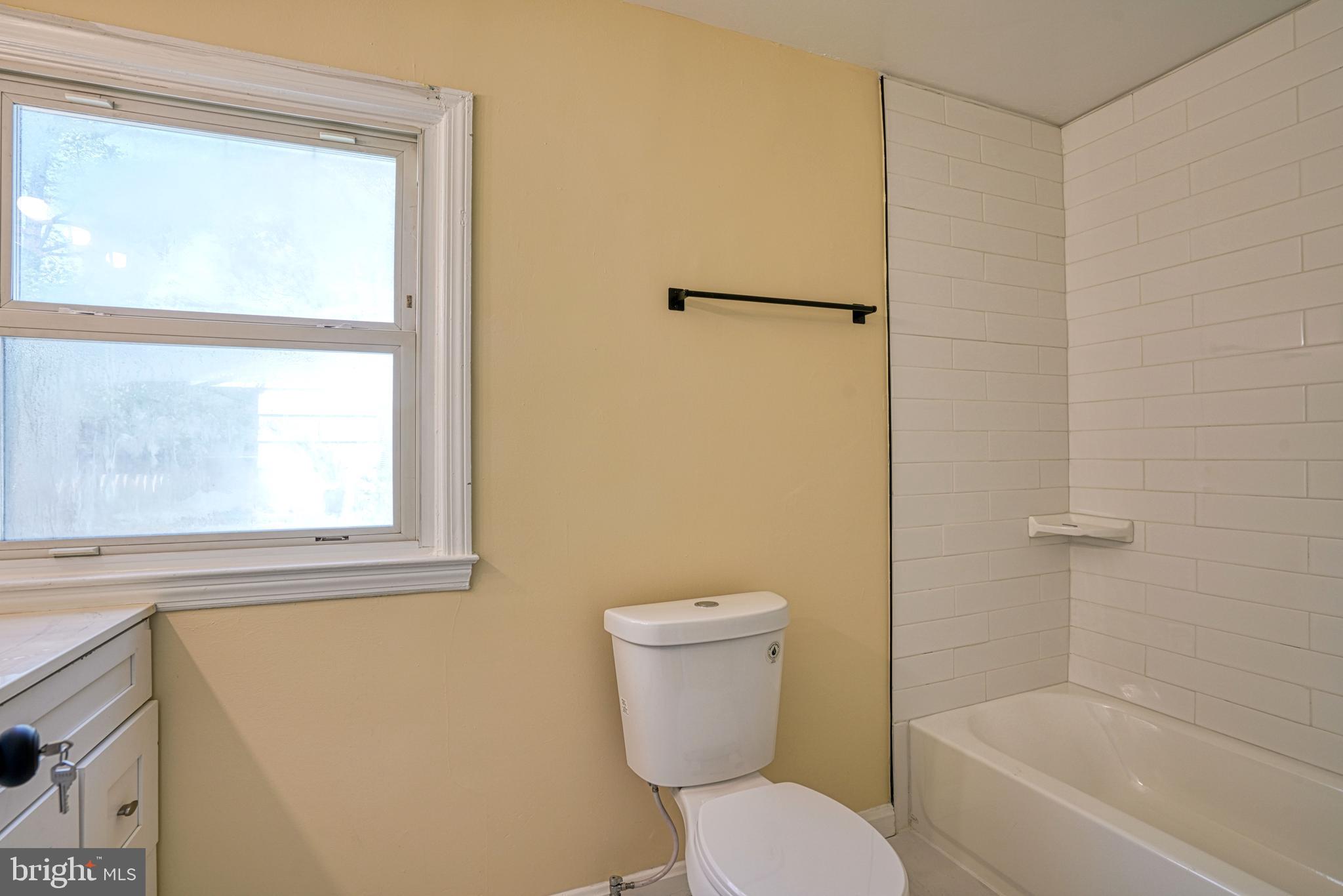 10 Bay View Avenue Cambridge, MD 21613 - Photo 19 of 28 a bathroom with a toilet and a bathtub