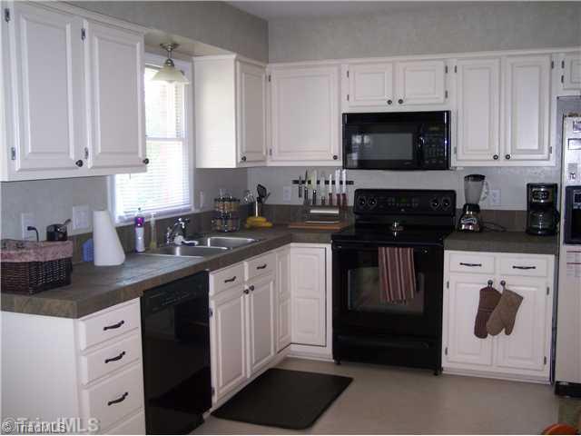 2459 Willard Road High Point, NC 27265 - Photo 5 of 12 Kitchen.