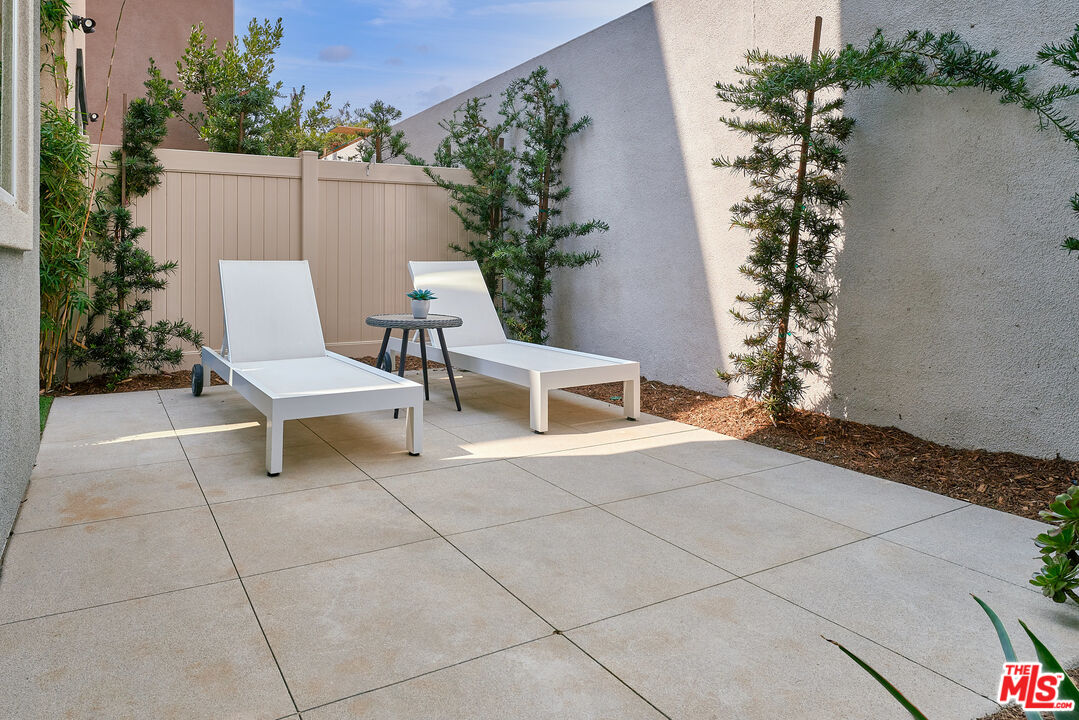 525 Daniel Freeman Circle Inglewood, CA 90301 - Photo 11 of 39 a view of a backyard with plants