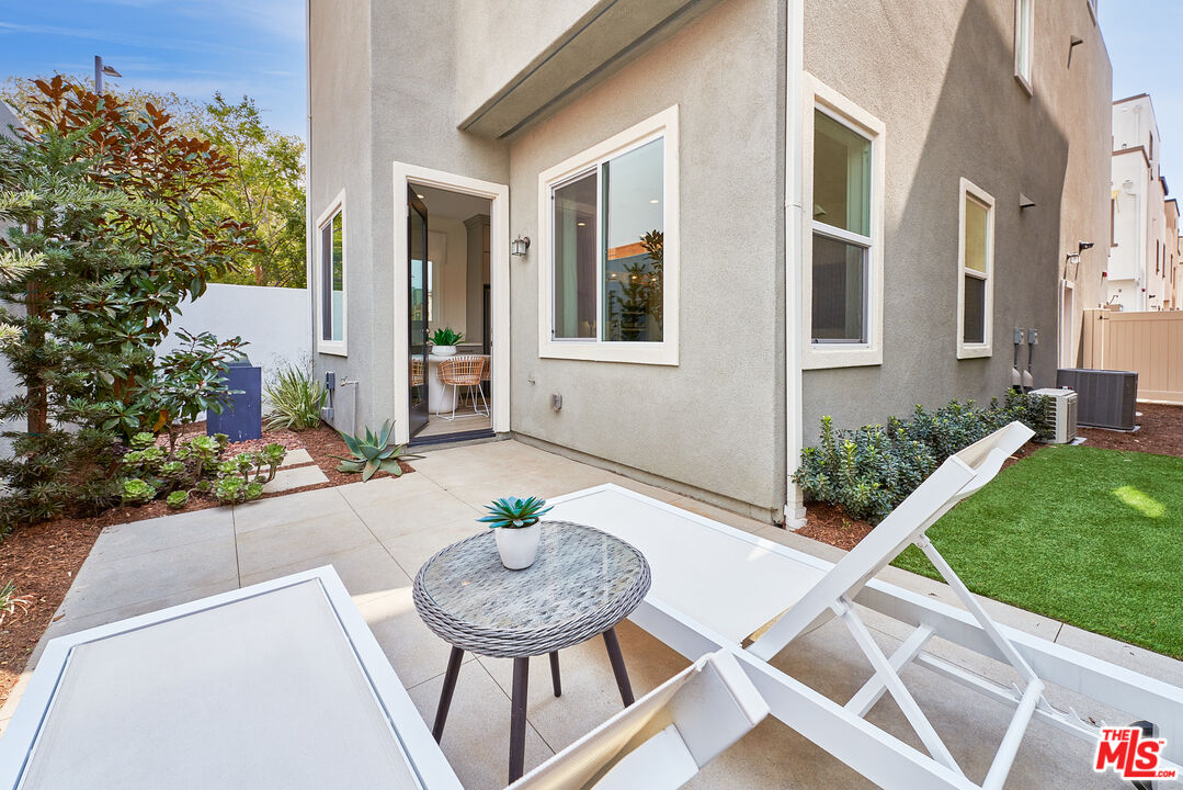 525 Daniel Freeman Circle Inglewood, CA 90301 - Photo 12 of 39 a view of a table and chairs in the patio