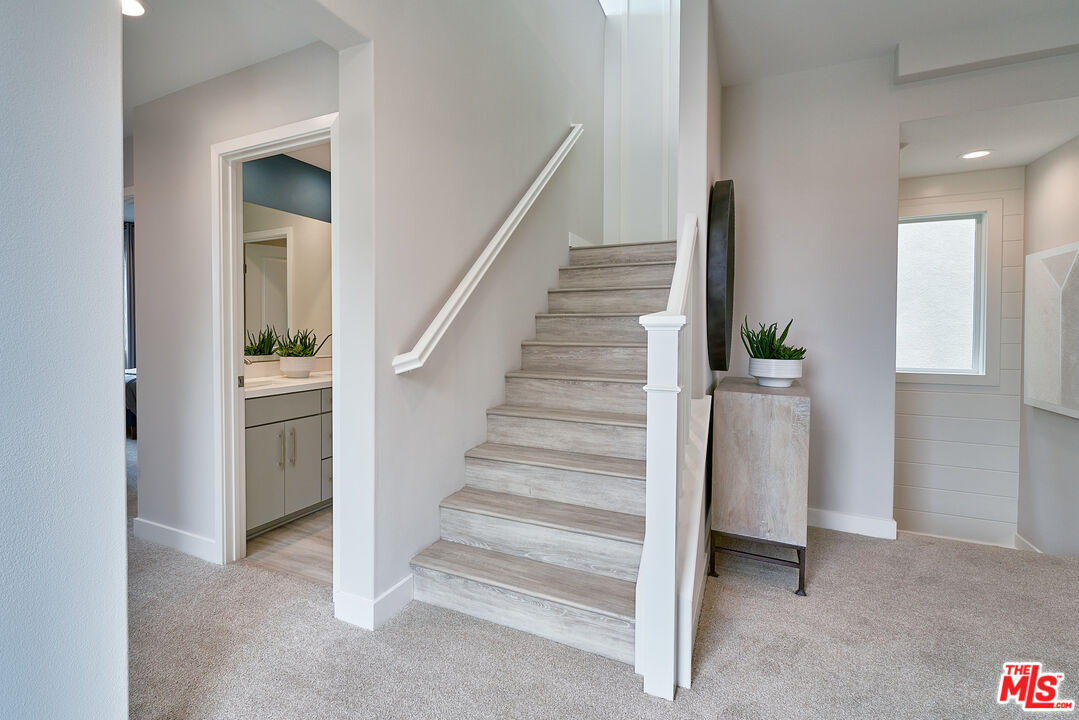 525 Daniel Freeman Circle Inglewood, CA 90301 - Photo 18 of 39 a view of entryway and hall