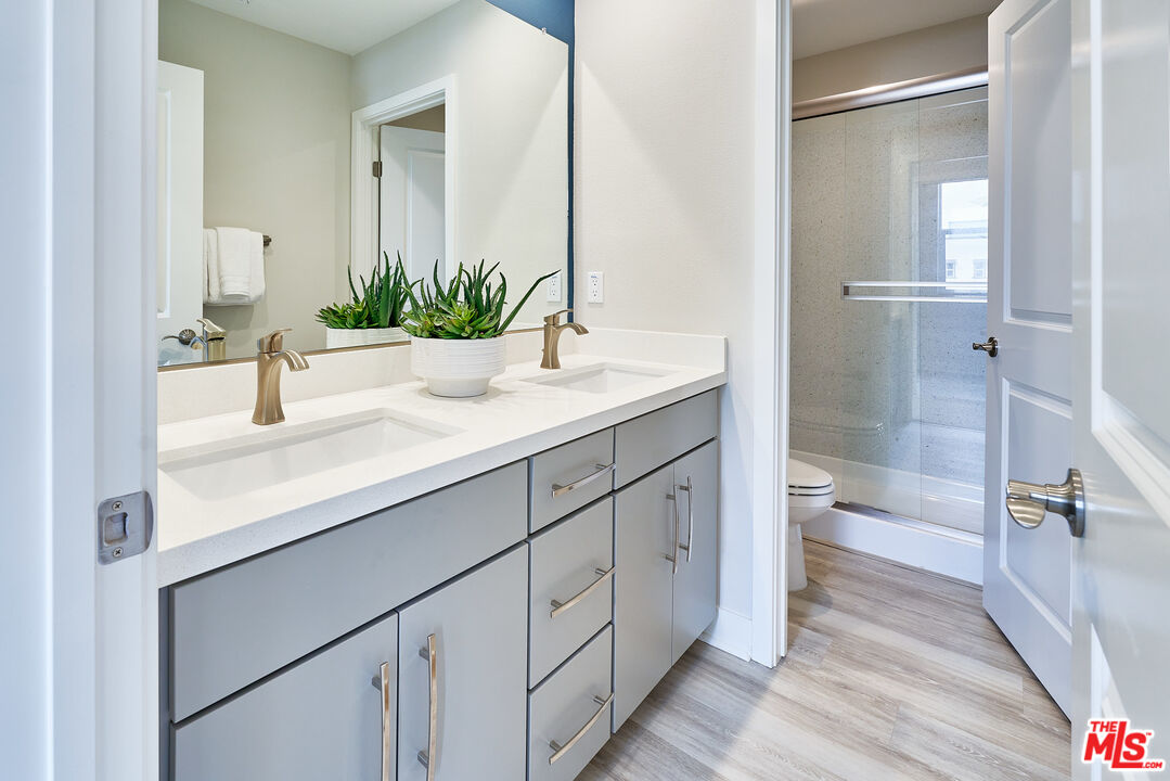 525 Daniel Freeman Circle Inglewood, CA 90301 - Photo 19 of 39 a bathroom with a double vanity sink a toilet and a tub