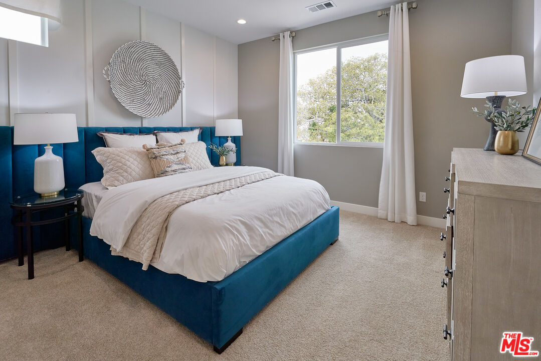 525 Daniel Freeman Circle Inglewood, CA 90301 - Photo 30 of 39 a bedroom with a bed flowerpot and window