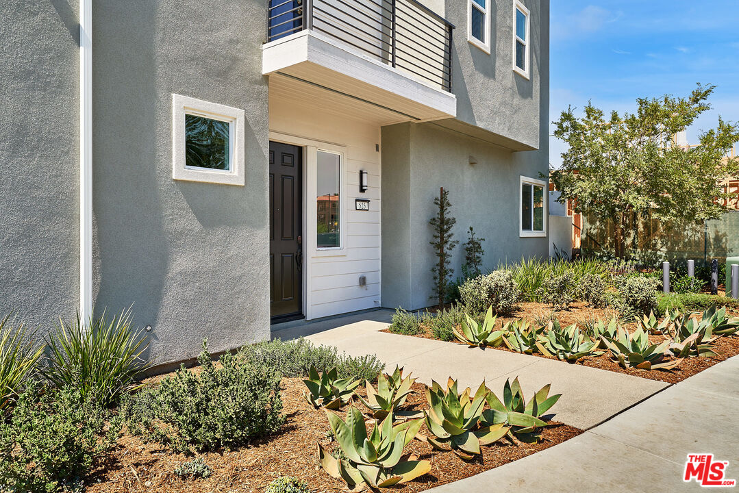525 Daniel Freeman Circle Inglewood, CA 90301 - Photo 3 of 39 a front view of a house