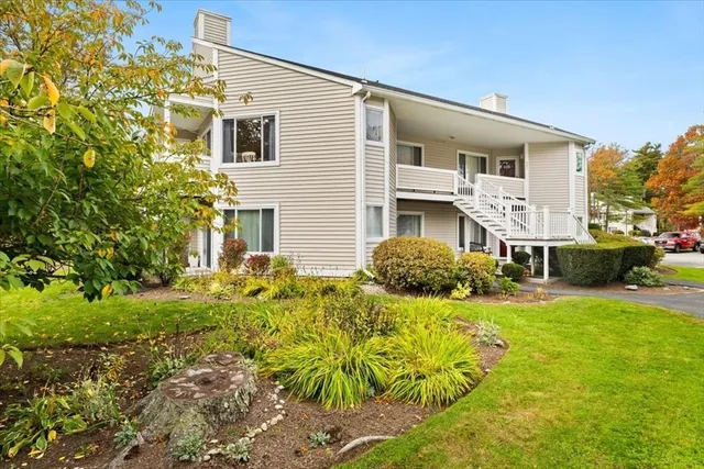 a view of a house with backyard and garden