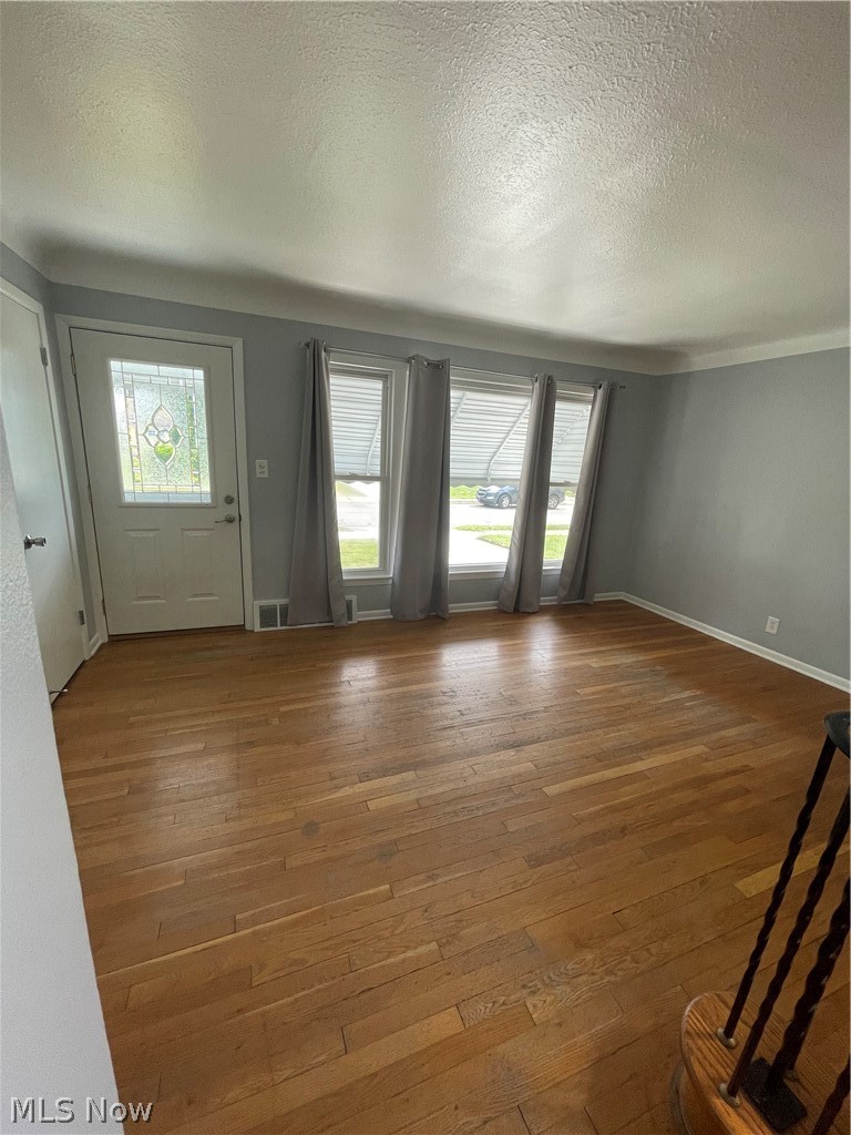 29317 Oakdale Road Willowick, OH 44095 - Photo 2 of 33 Living Room