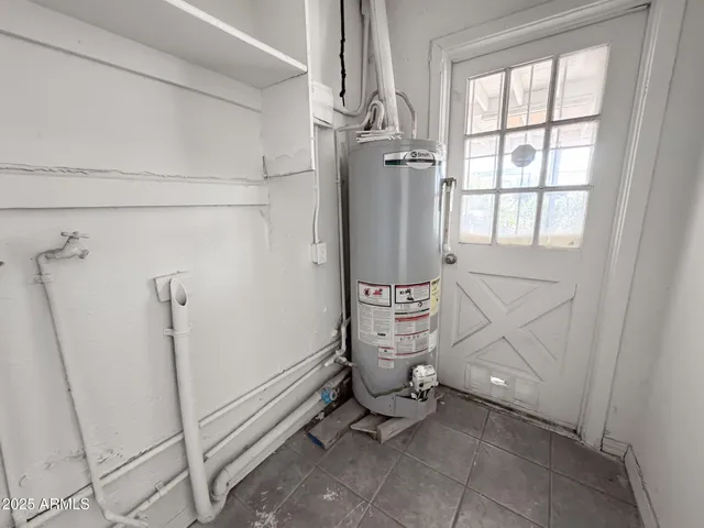 a view of backyard of the house