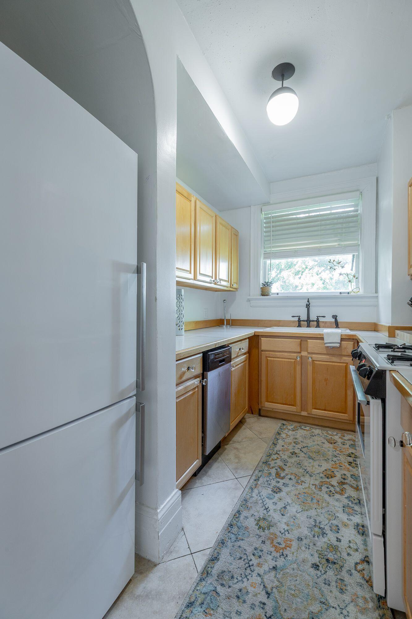 190 North Crest Road, Unit 10 Chattanooga, TN 37404 - Photo 8 of 26 Kitchen 2- Elizabeth