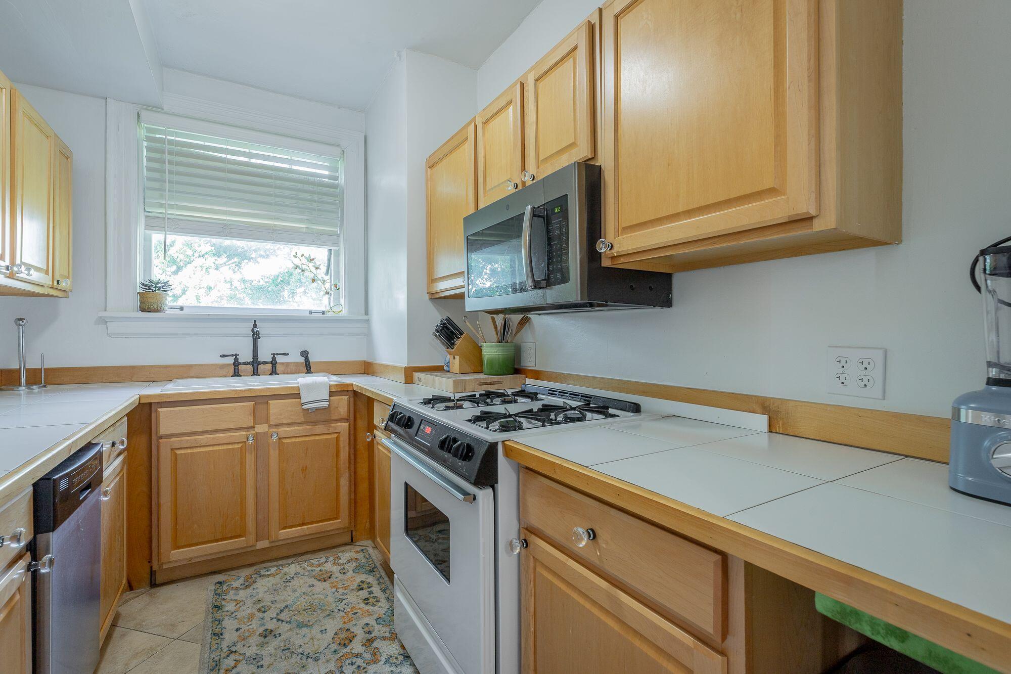 190 North Crest Road, Unit 10 Chattanooga, TN 37404 - Photo 9 of 26 Kitchen 1- Elizabeth