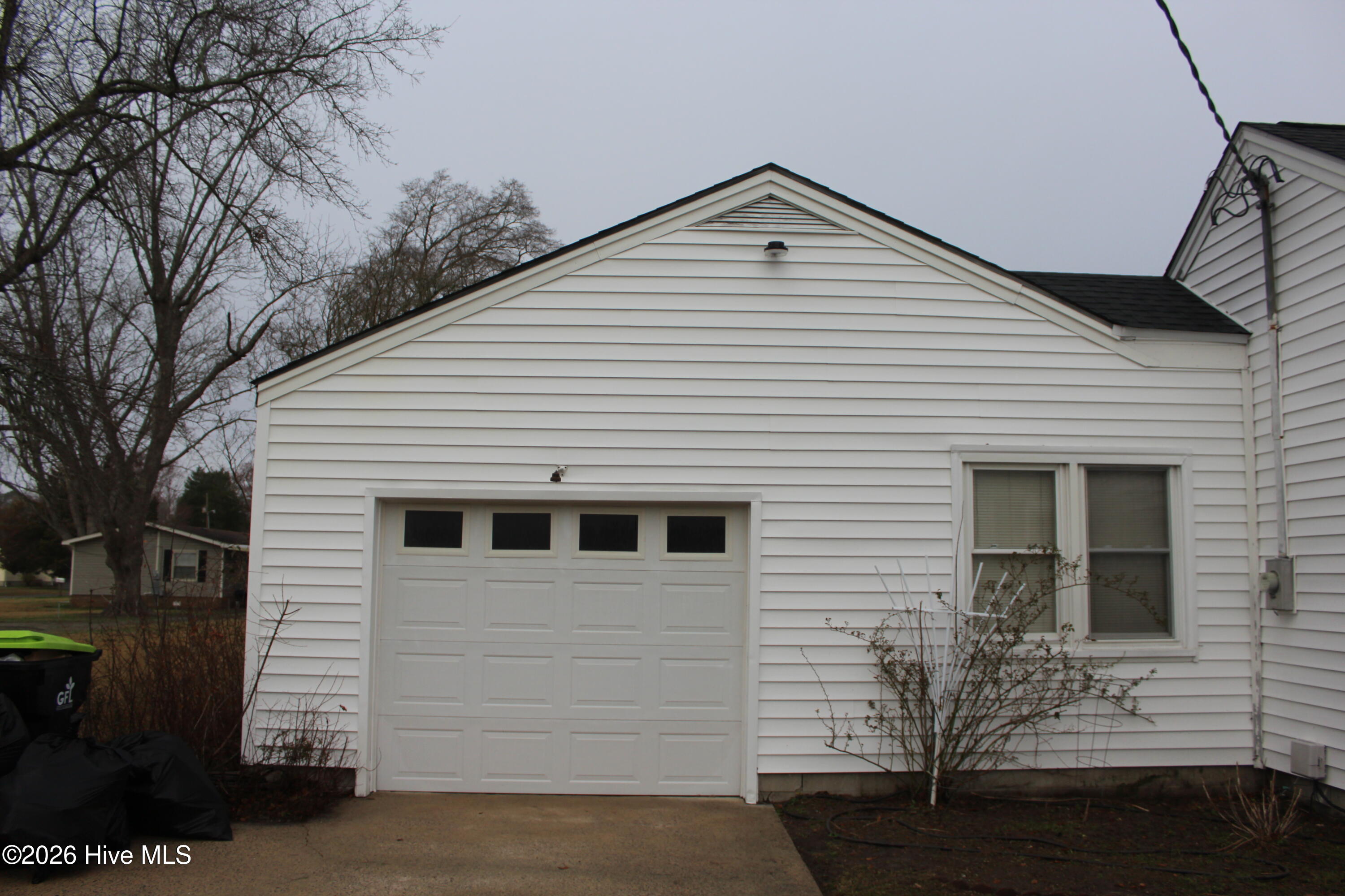 167 Lake Road Newport, NC 28570 - Photo 2 of 36 Front of Garage