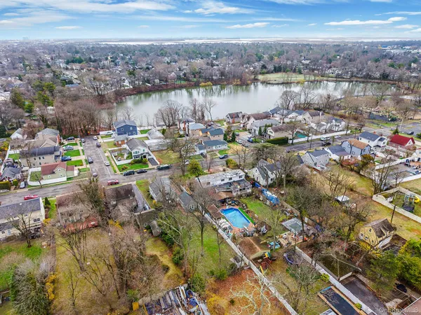 $724,999 | 1760 Slocum Street, Hewlett, NY 11557